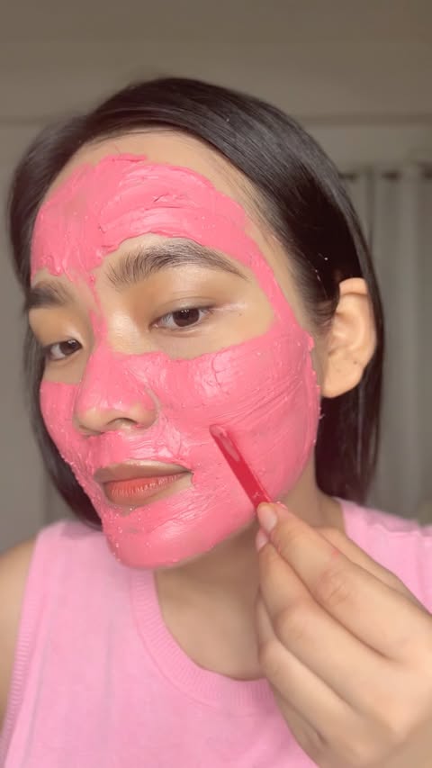 Instagram post by @vivienne_simte for Foxtale. Caption reads: #ad My skin is quite sensitive, but this didn’t....