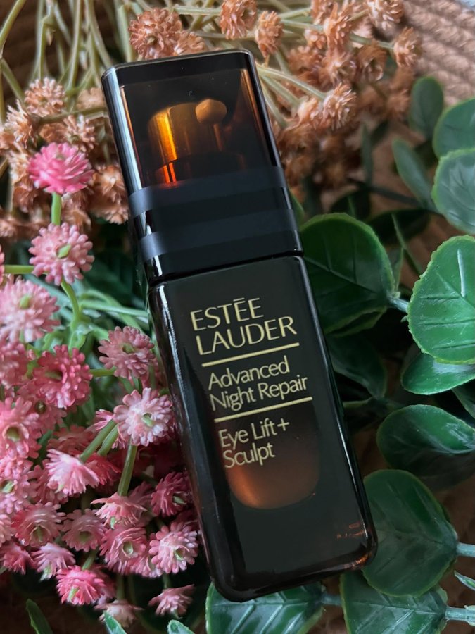 Instagram post by @ohmymichie for Belk. Caption reads: #gifteebyesteelauder @esteelauder @topbox #gifted....