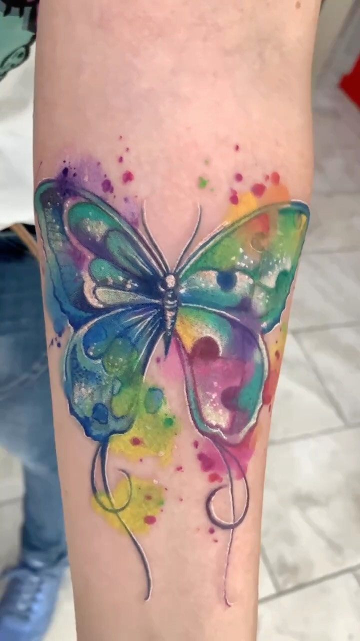 Instagram post by @laura.caselles for Dynamic Color. Caption reads: Un tatuaje a color después de 6 meses suele curar....