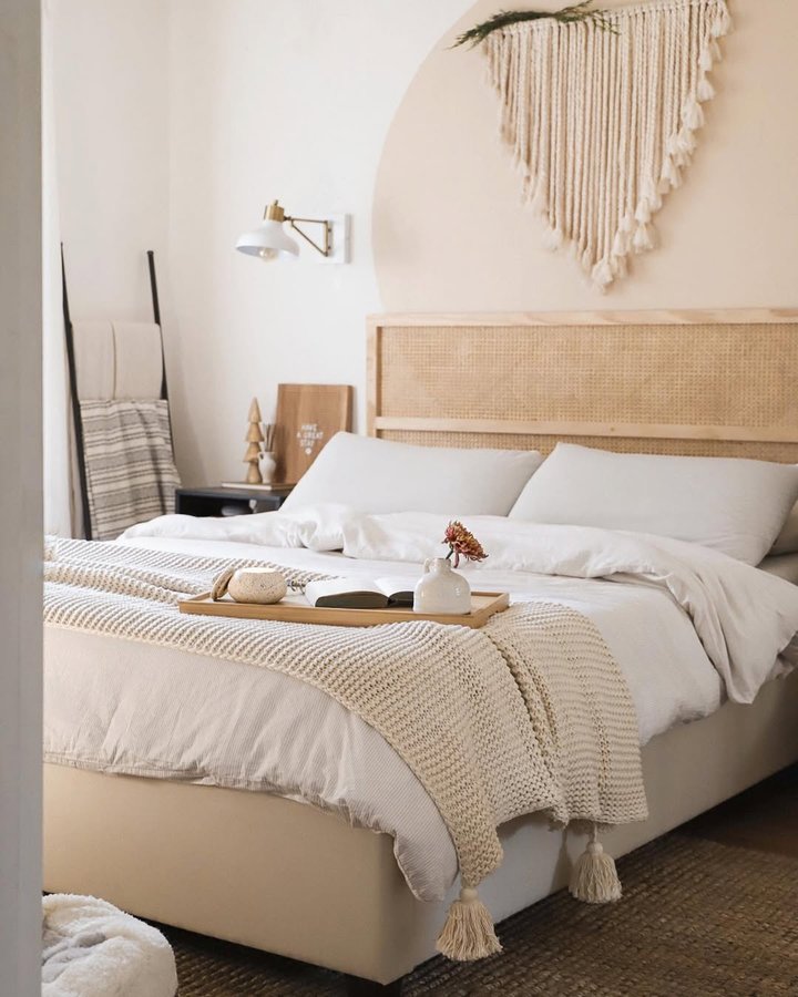 Instagram post by @helloimaubs for Hunker. Caption reads: added some leftover garland bits to the hanging....