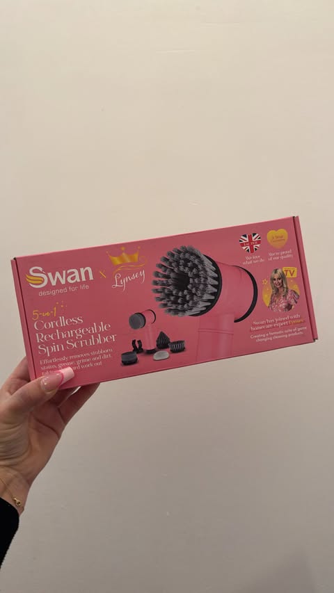 Instagram post by @cleanaway20 for Swan Brand. Caption reads: 💗Weekend Sink Motivation💗

 AD | Weekend Sink....
