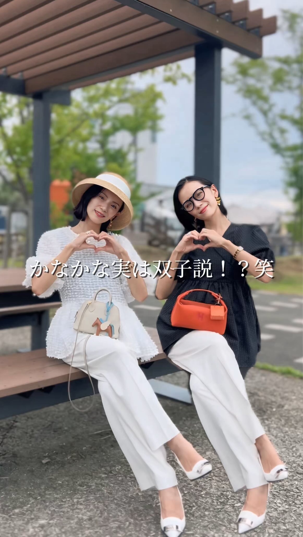 Instagram post by @nyakanya for Sergio Rossi. Caption reads: かなかな実は双子👯‍♀️⁉️笑

久しぶりにパフスリーブを着てみたよ🤍💙
パフスリーブって二の....