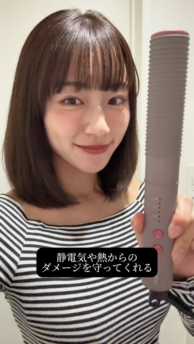 Instagram post by @mikiiiiiiigram for Axxzia. Caption reads: 髪のダメージを受けまくっている私にピッタリのアイロン見つけました⟡.·

@axxzia_jp....