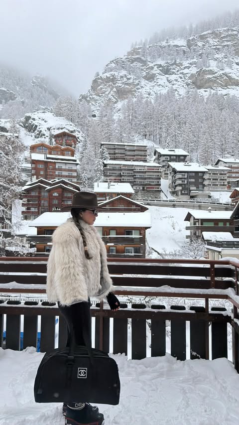 Instagram post by @rominachiodi for Poshmark. Caption reads: Luxury on a budget ✨🖤 @poshmark #poshmarkpartner.