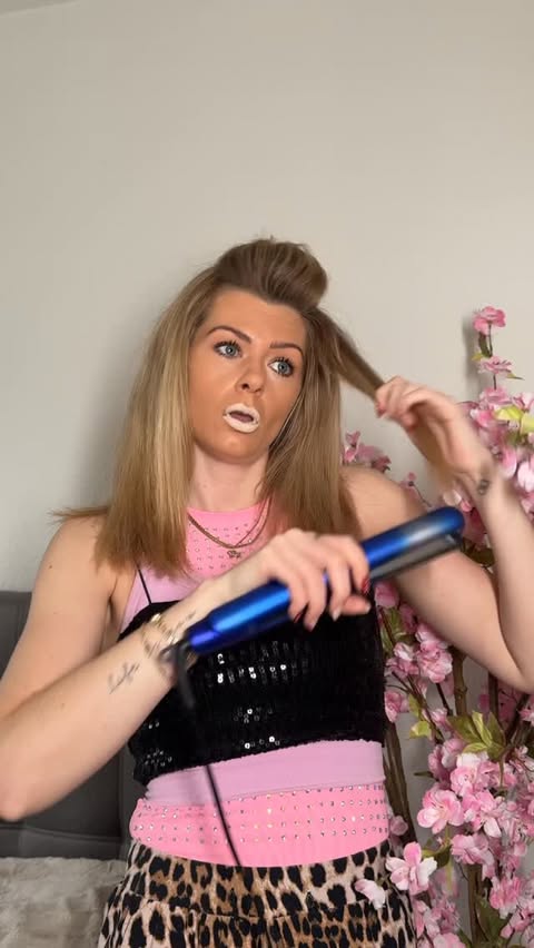 Instagram post by @victoriaarvinbeauty for Matrix. Caption reads: Reklame for @redken @matrix - Årh det stakkels hår....