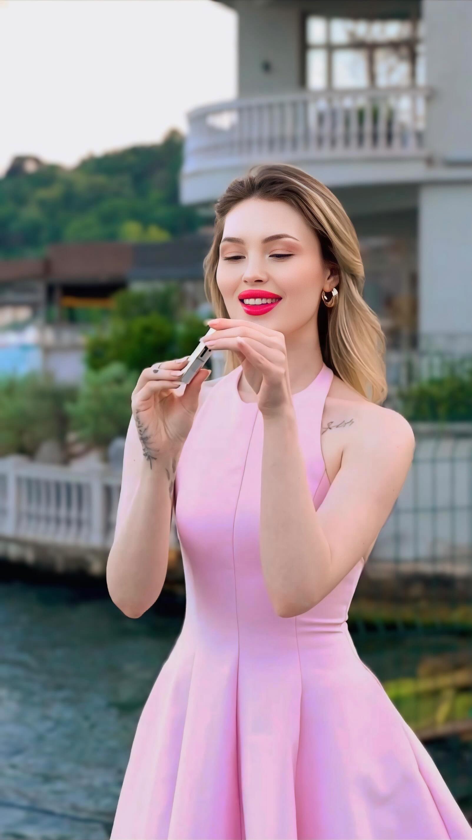 Instagram post by @cerenyaldz for Flormar. Caption reads: Kızlar ben aşık oldum sanırım.. 🫠 
Dudağın kendi....