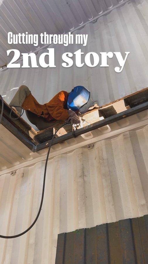 Instagram post by @barefoot___wanderer for BLUETTI. Caption reads: [...] floor connected!! 🥹 

To grab your own....