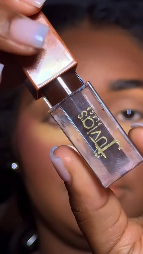 Instagram post by @benni_beautty for Juvia’s Place. Caption reads: “ LIQUID SHADOWS “ 
- COFFIE SHOP COLLECTION FROM....