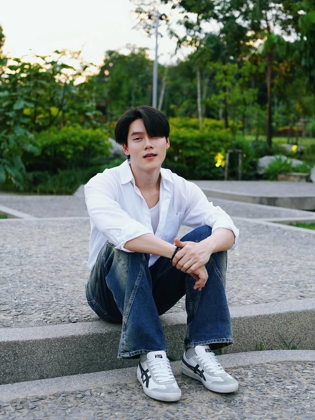 Instagram post by @natsakan for Onitsuka Tiger. Caption reads: ᴡᴀʟᴋ ᴡɪᴛʜ ᴍᴇ.
.
@onitsukatigerofficial....