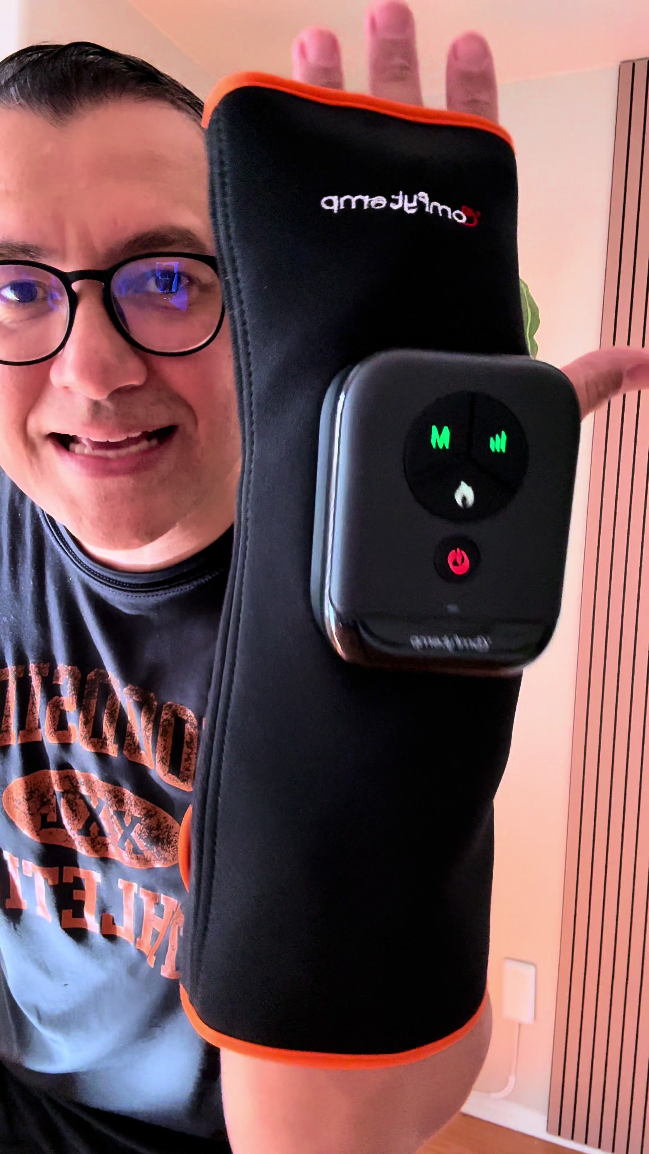 TikTok post by @nanolotiene for Comfytemp. Caption reads: [...] #tiktokmademebuyit #massagemachine....