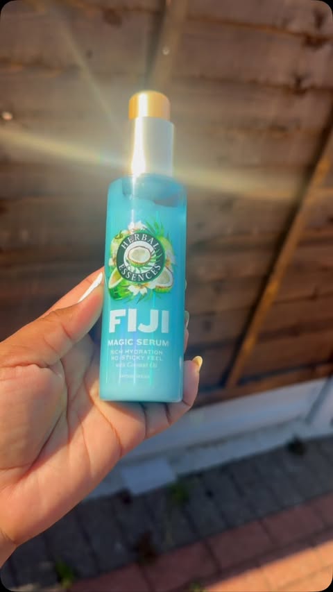 Instagram post by @jinnn_shiiii for SuperSavvyMe. Caption reads: [...] well and gives stunning hydration.....