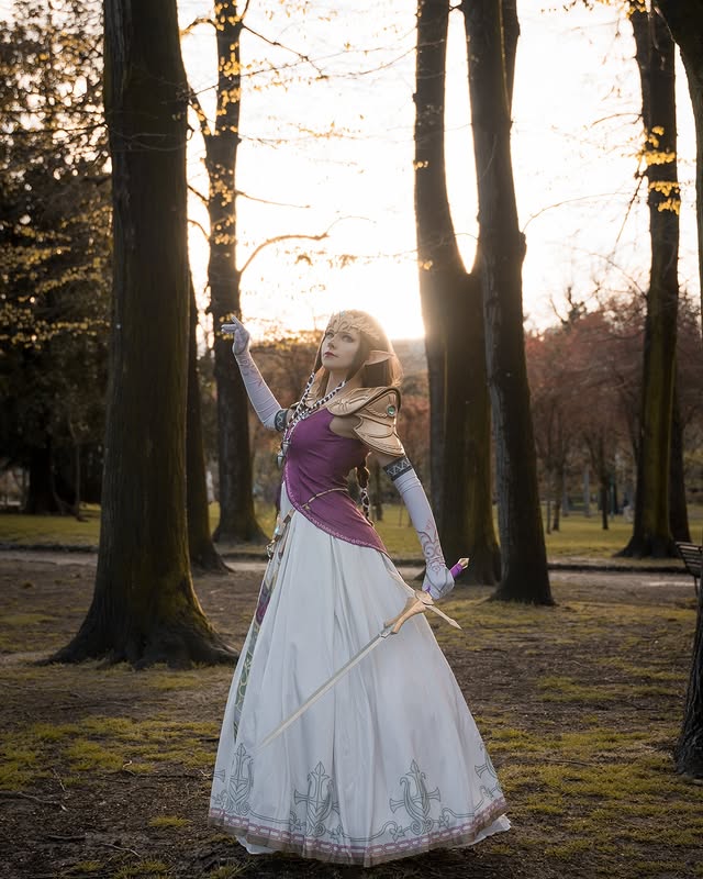 Instagram post by @curly.natsu for CosFun. Caption reads: [...] SW0RD !

•Costume, armor and tiara by....