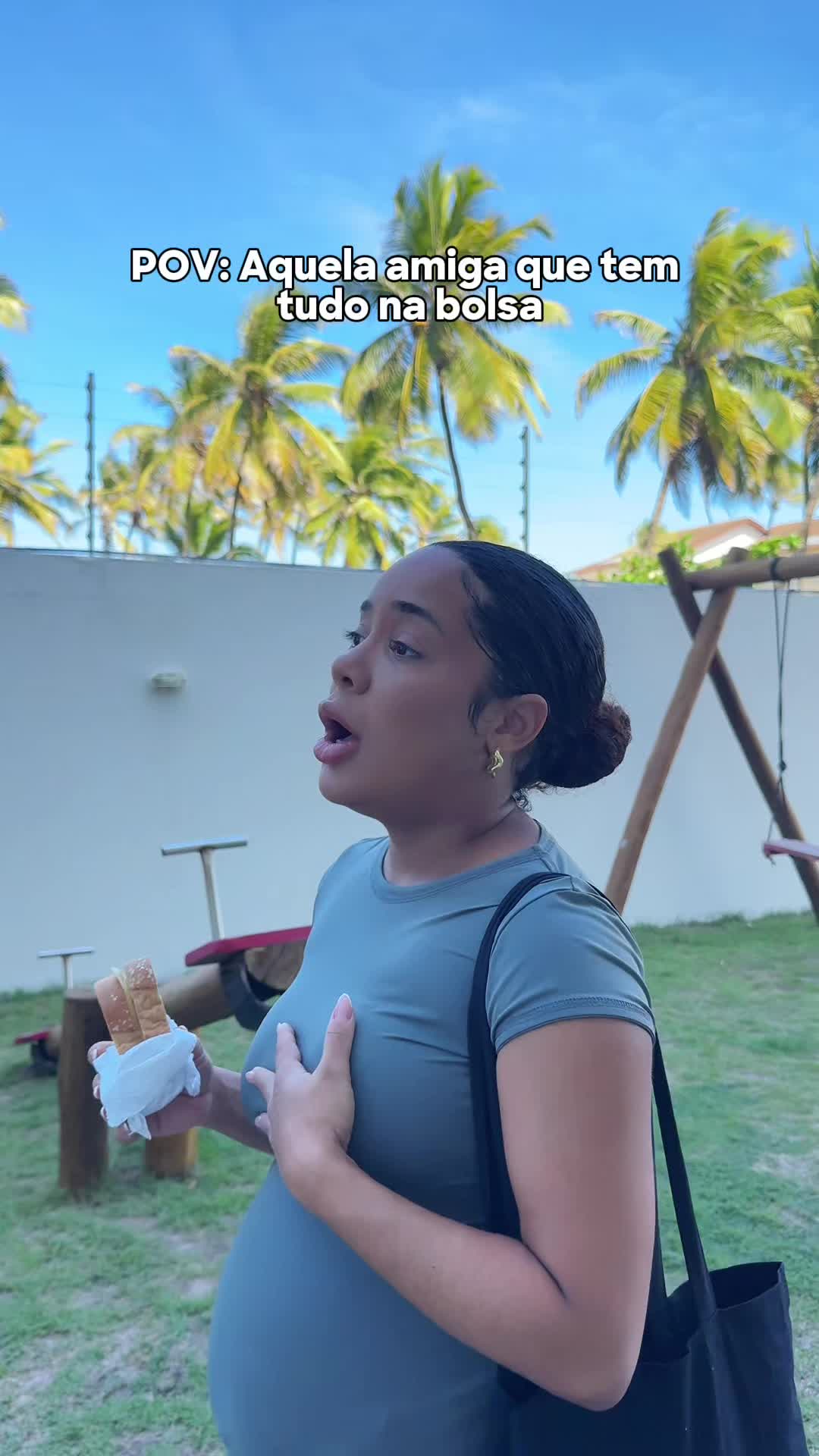 TikTok post by @lorerufis for Avon. Caption reads: Sabe aquela amiga que tem TUDO na bolsa? Sou eu,....