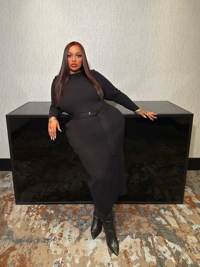 Instagram post by @na0__ for ELOQUII. Caption reads: [...] were made to keep your curves warm @eloquii....