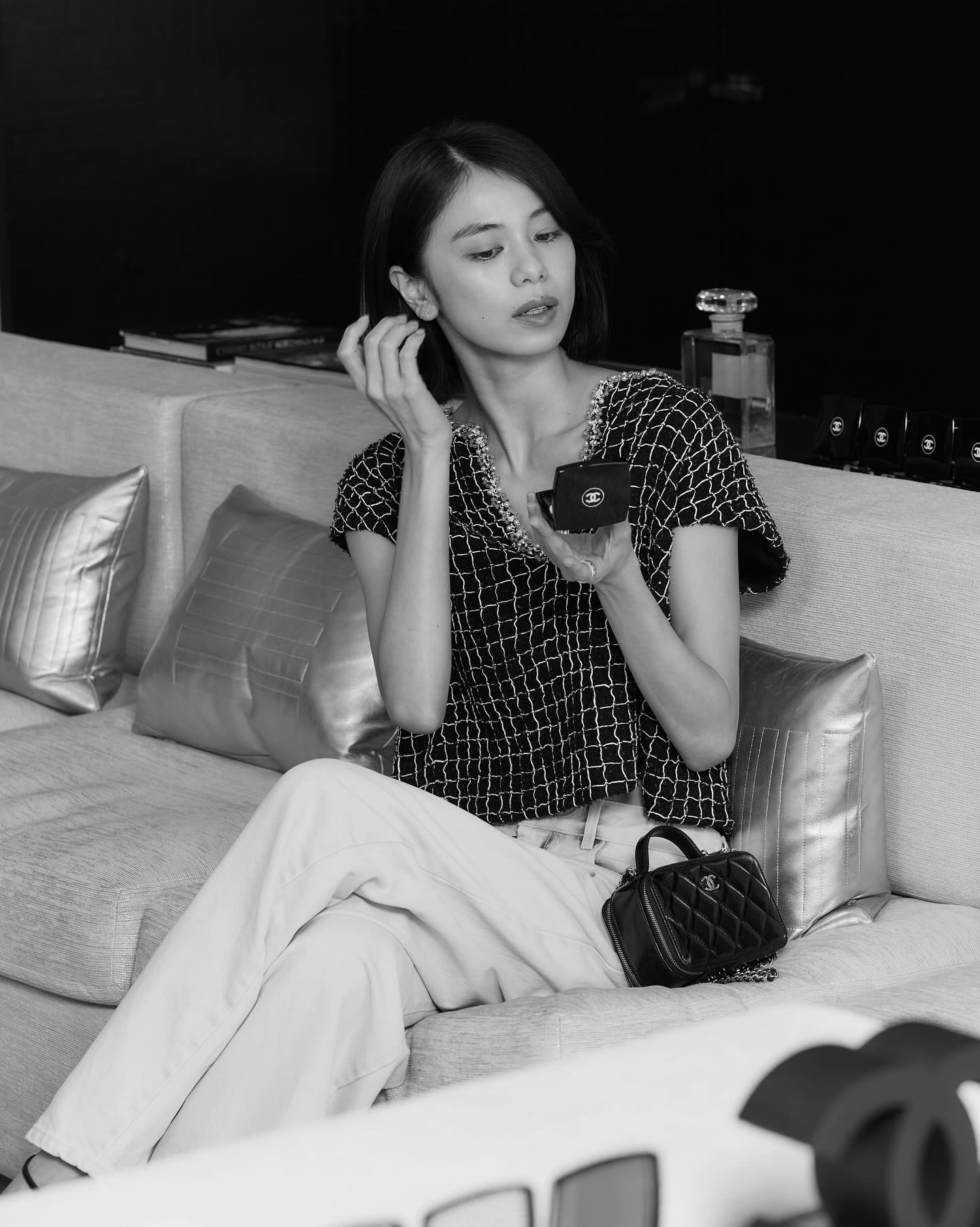 Instagram post by @sato_harumi__official for CHANEL. Caption reads: CHANELのアイシャドウパレットに、
新色『レ キャトル オンブル....