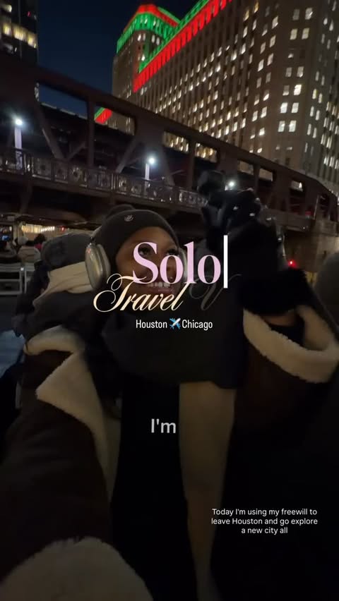 Instagram post by @debb_leo for Viator. Caption reads: [...] Chicago @arlohotels 
🚤 Architecture boat....