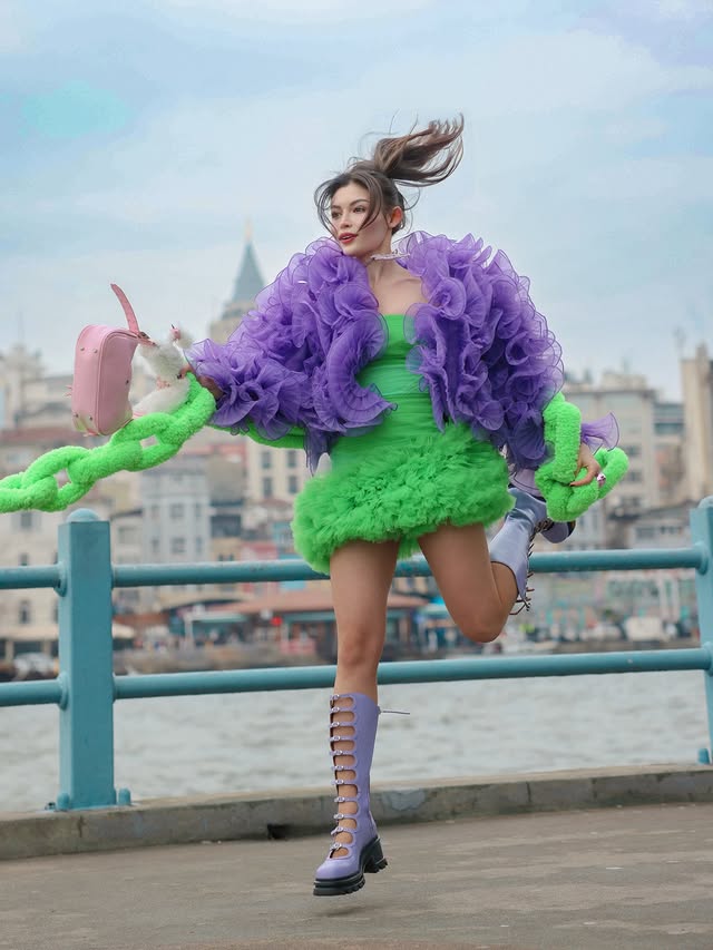 Instagram post by @meeryemcan for Marc Jacobs. Caption reads: When you can fly in a good-looking outfit💚....