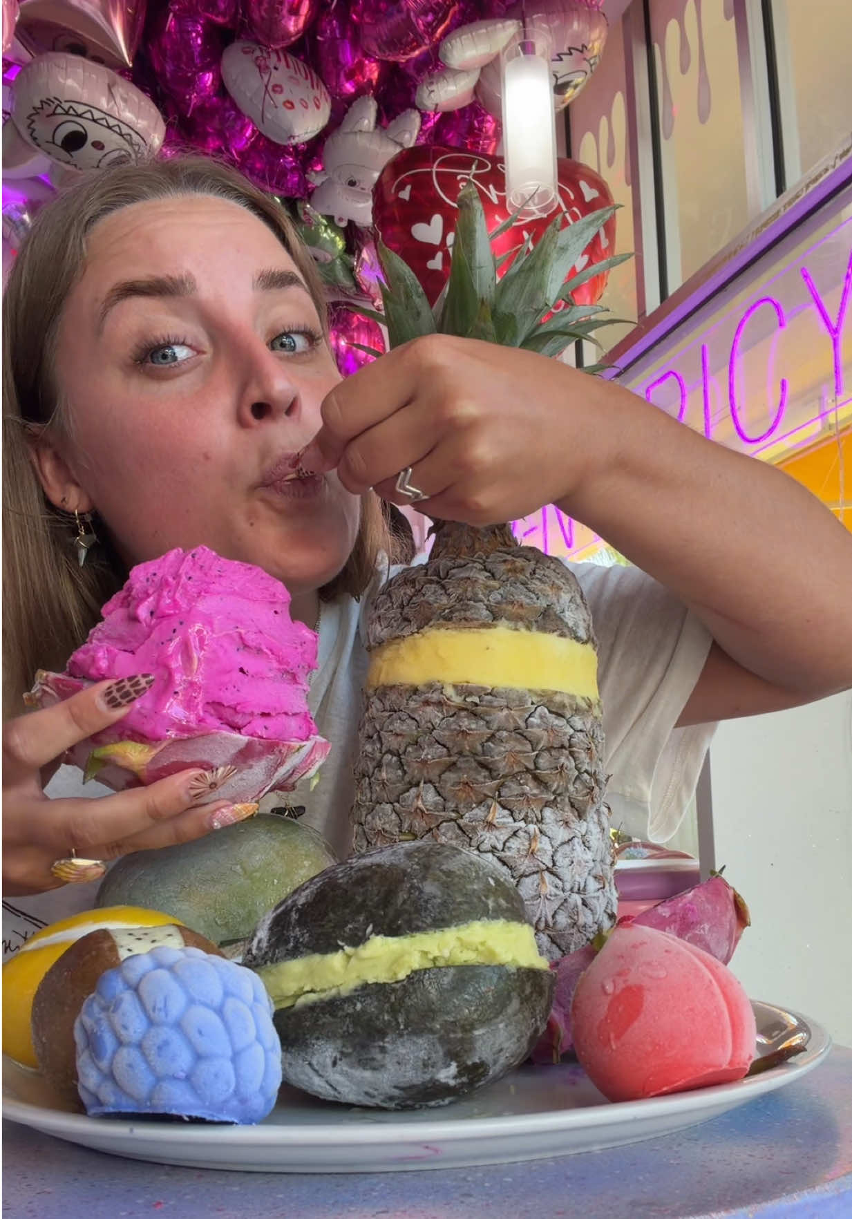TikTok post by @aquisandrax for Bloom Nutrition. Caption reads: [...] y con la fruta de verdad🍍🥭🥝 x @Bloom....