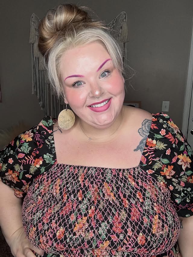 Instagram post by @phatgirlsareprettytoo for BloomChic. Caption reads: 🍁🍂🍃 Happy Tuesday! Dress from @bloomchic....