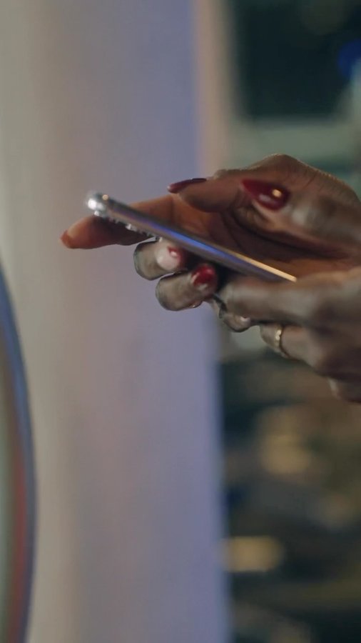 Instagram post by @cynthia_bolingo for Samsung Belgium. Caption reads: « My attitude is that if you push me towards....