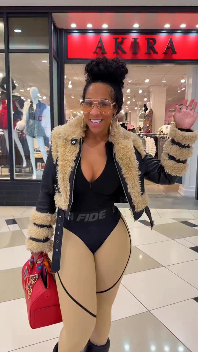 Instagram post by @biancasamonefinds for ShopAKIRA. Caption reads: [...] go into your local @shopakira and get those....