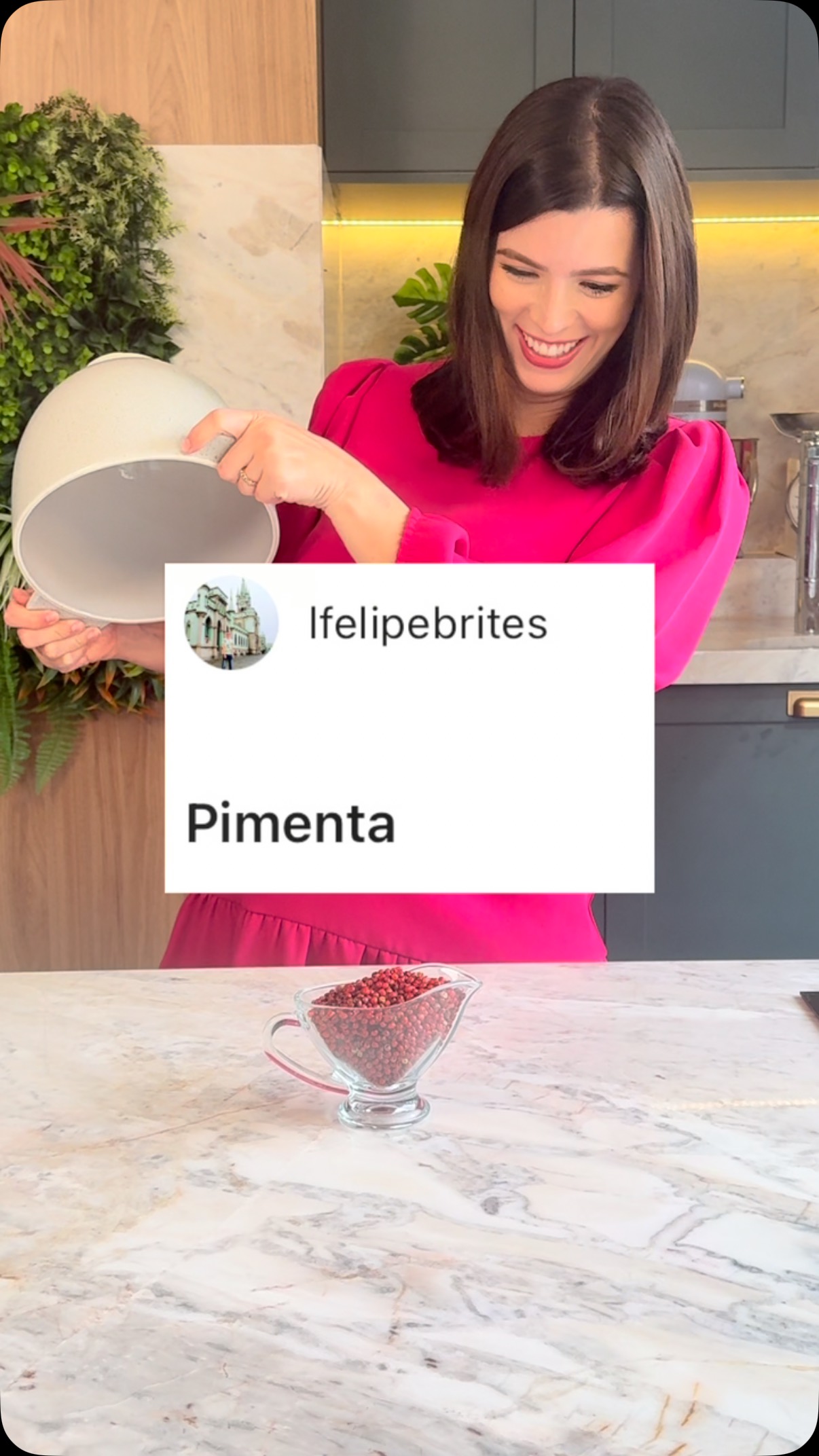 Instagram post by @tpmjuferraz for Carolina Herrera. Caption reads: DOCE COM QUE? Pimenta🌶️ e aí, será que eu arrasei....