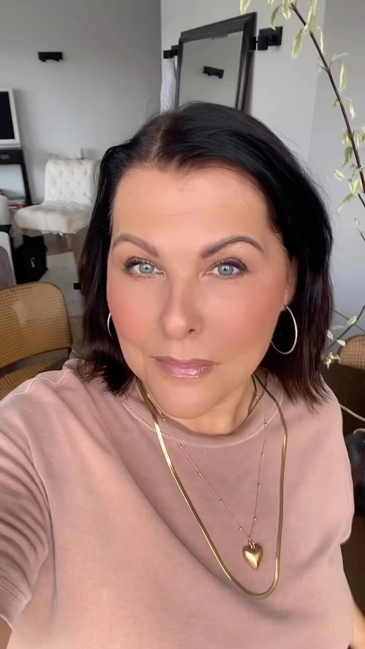 Instagram post by @annaorlowska for NABLA Cosmetics. Caption reads: Za jasne, za ciemne,  za ciepły odcień za jasny....