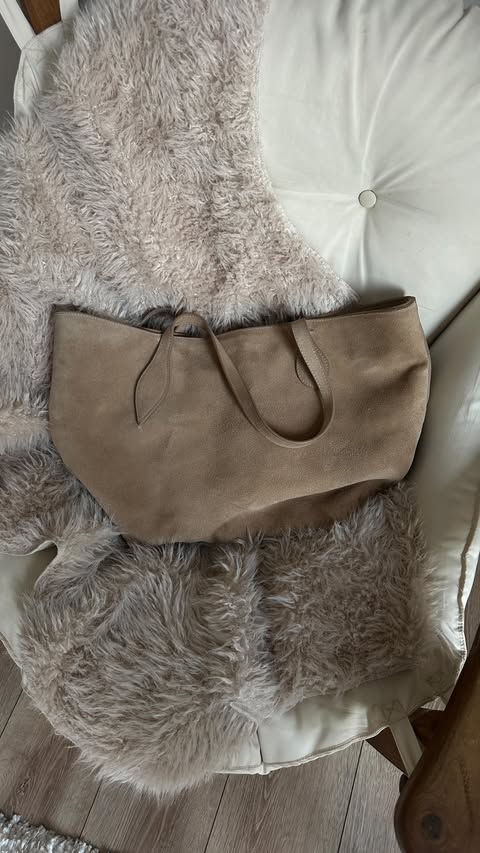 Instagram post by @ilaydaydemir for TOM FORD. Caption reads: [...] (3739/262/802) @zara 
Gözlük (clint 02)....