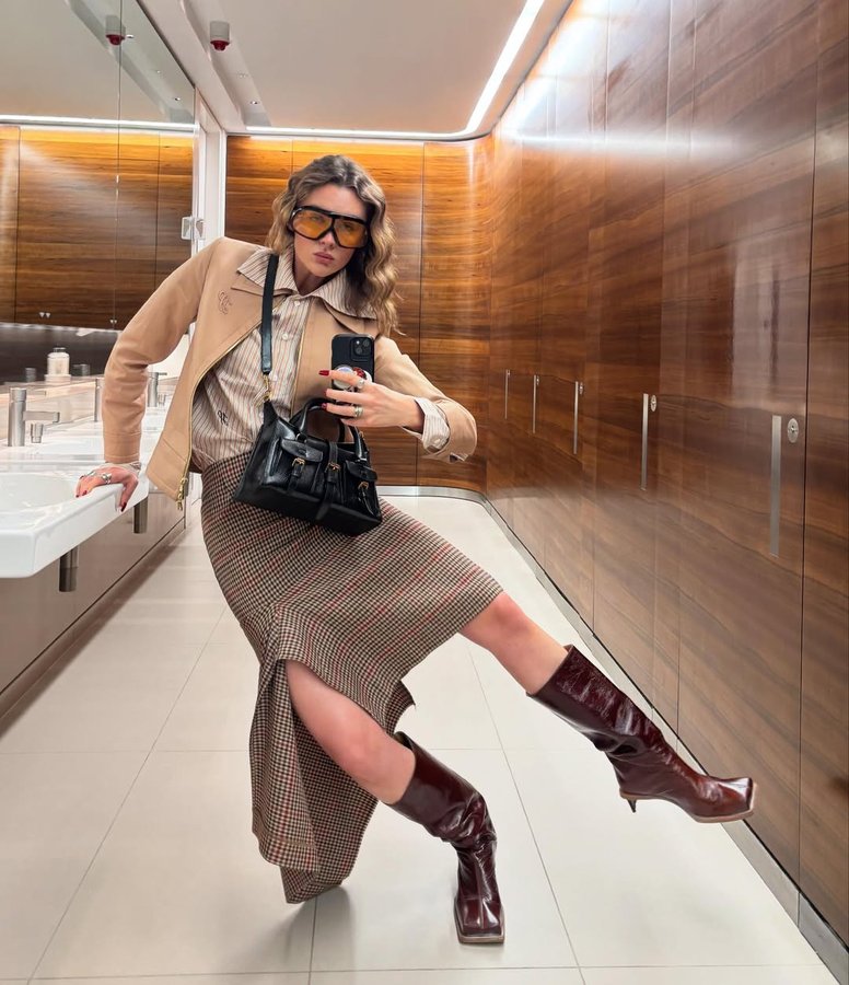 Instagram post by @katfromfinance for Mulberry. Caption reads: My Mulberry Roxanne bag allows me to go hands free....