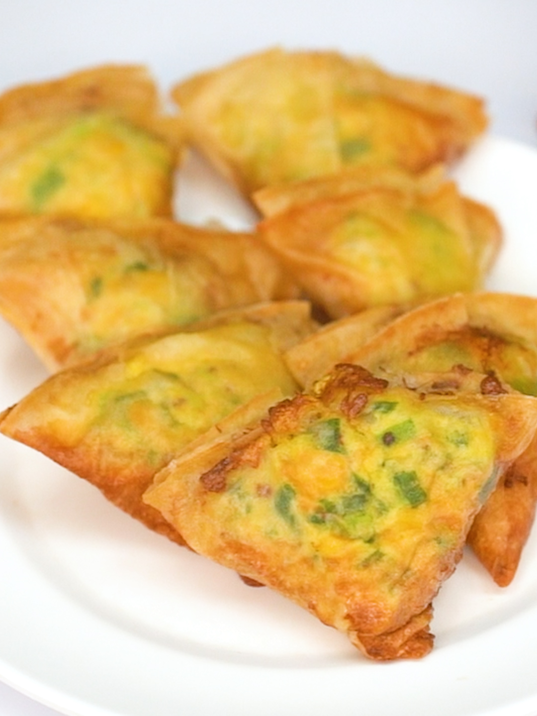 TikTok post by @sobatdapur for idealifeonline. Caption reads: Martabaknya agak laen, bentuk segitiga isian....