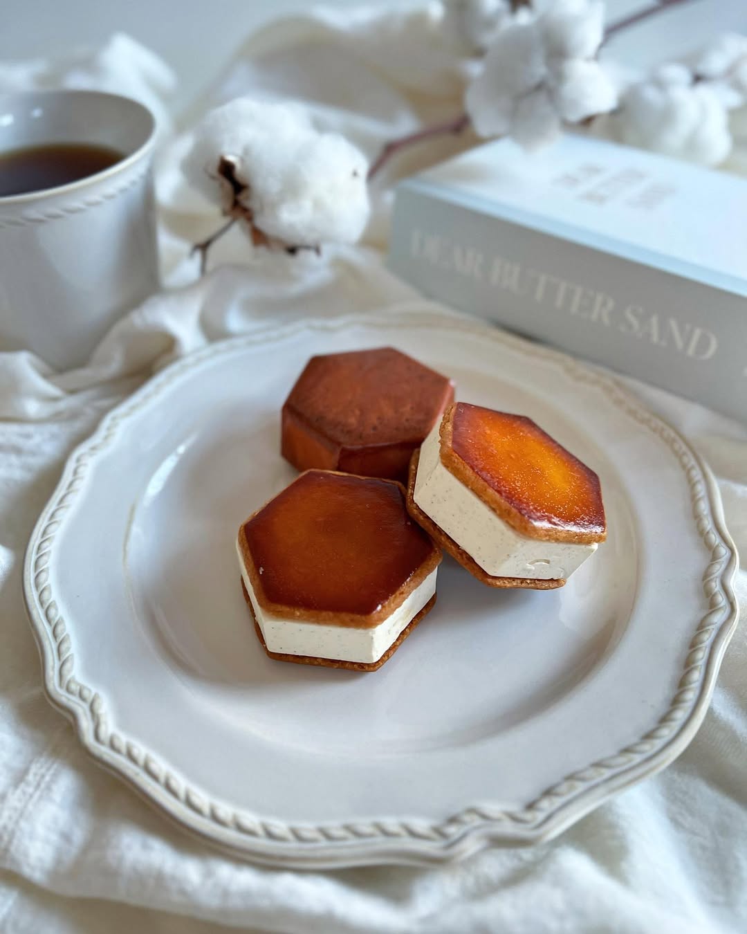 Instagram post by @_ki_i_ro_ for DEAR BUTTER SAND. Caption reads: ⁎
⁎
#お取り寄せ
⑅ DEAR BUTTER SAND ⑅....