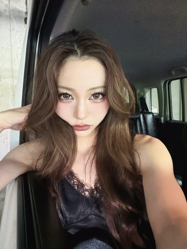 Instagram post by @20010519_s for GU. Caption reads: .​ GUのサテンキャミソールかわいすぎる⋆｡°✩₊˚.⋆ 🌙​ @gu_for_all_ ​....