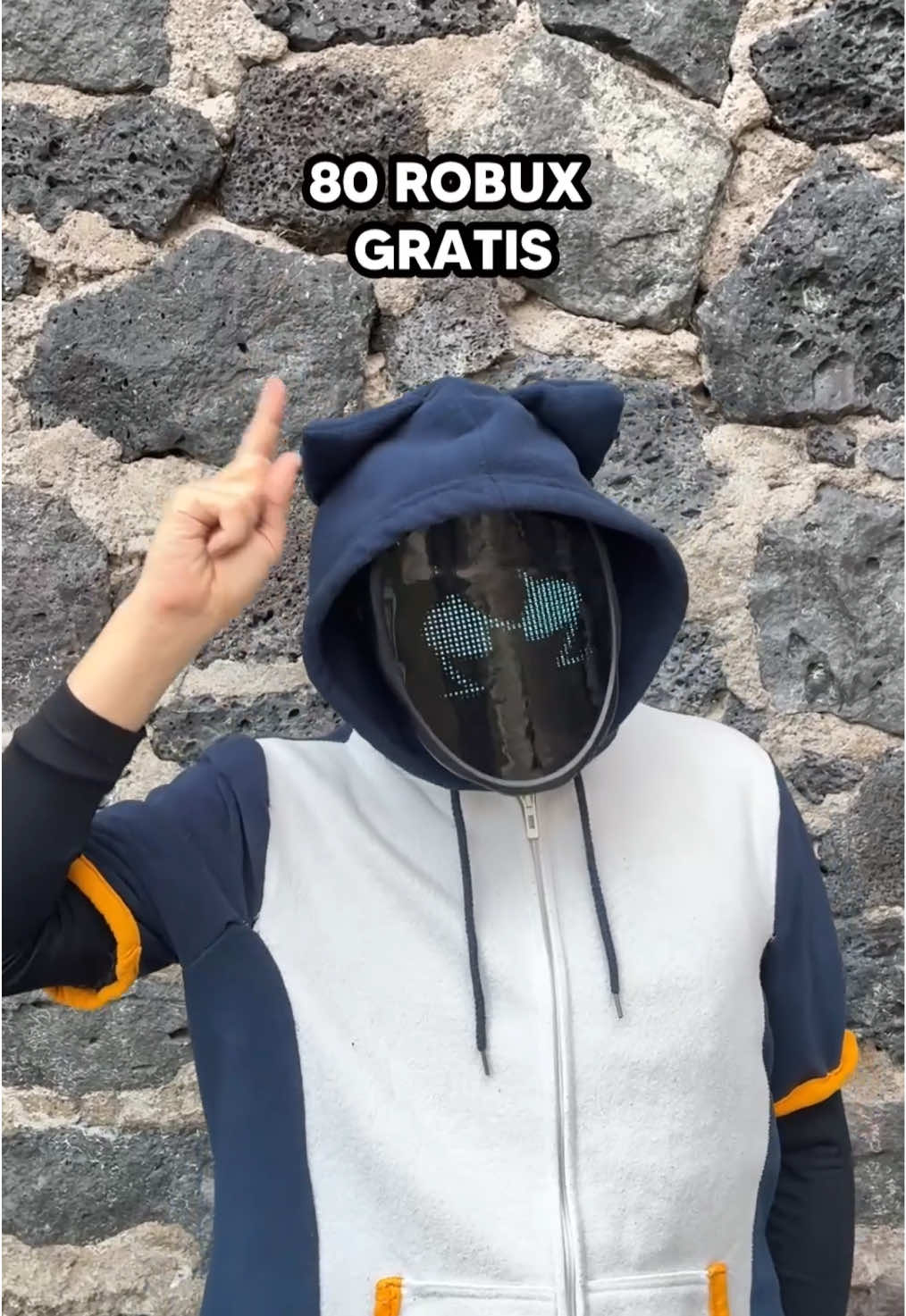 TikTok post by @chuyminevr for Roblox. Caption reads: Consigue Robux Gratis 🤑 #galaxystore #roblox....