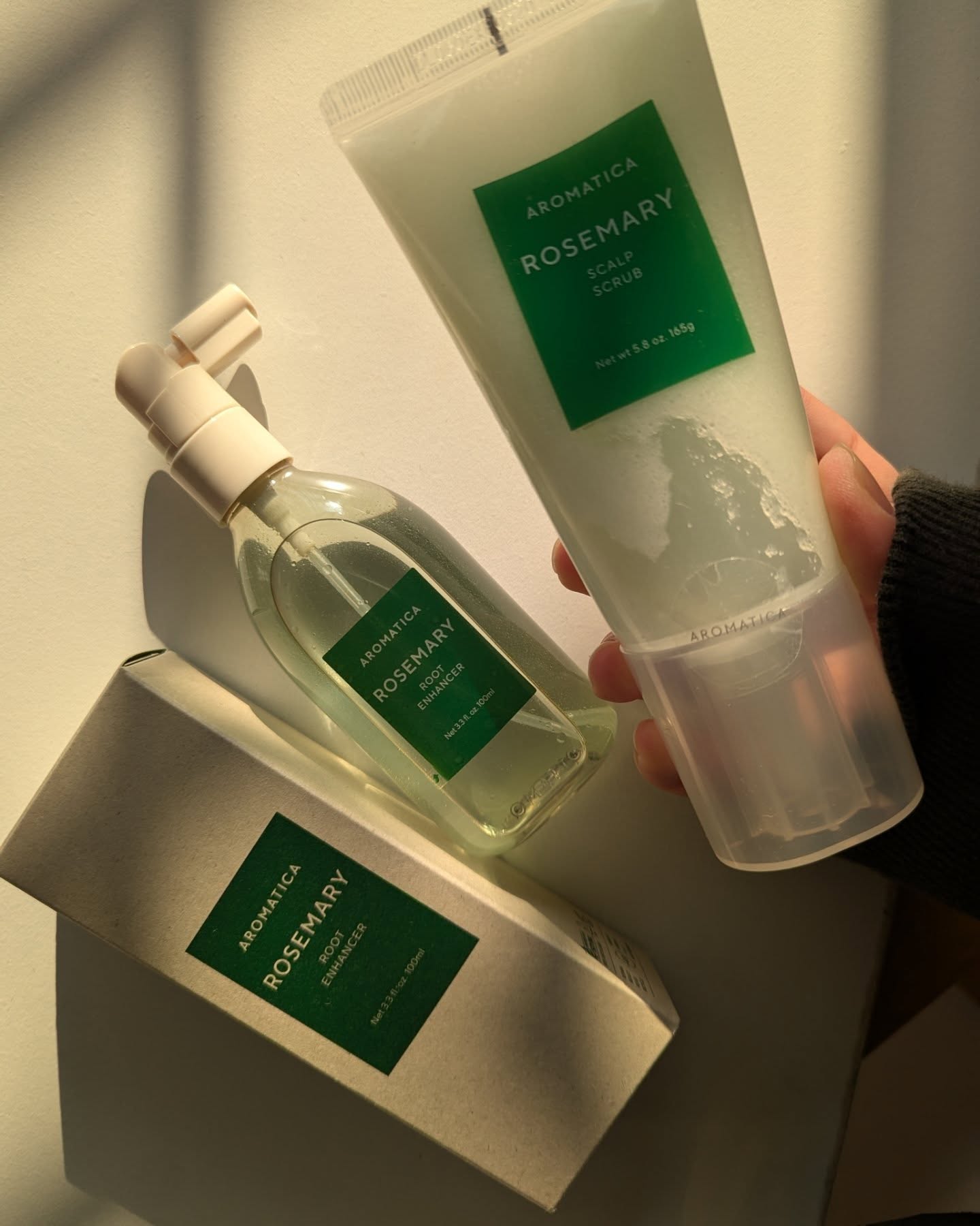 Instagram post by @mikako110403 for AROMATICA JAPAN. Caption reads: .
.

韓国ヴィーガンフォーミュラのビューティーブランドAROMATICA🌿

ヘアケア....