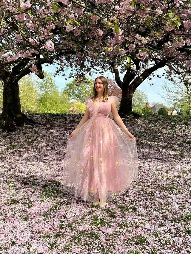 Instagram post by @lorettalotus for Retro Stage. Caption reads: [...] this would be it 🌸🌷🌿 Dress by....