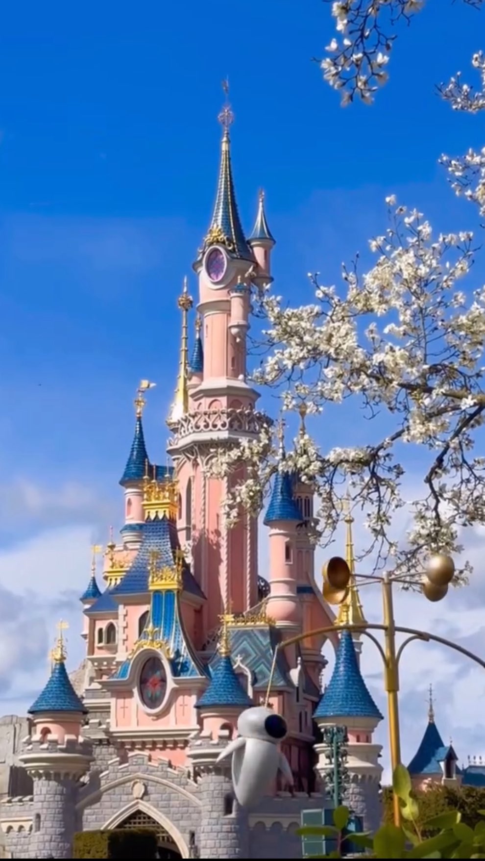 Instagram post by @samantha_grv for Disneyland Paris. Caption reads: ‼️BON PLAN DISNEY : Si tu prévois un séjour à....