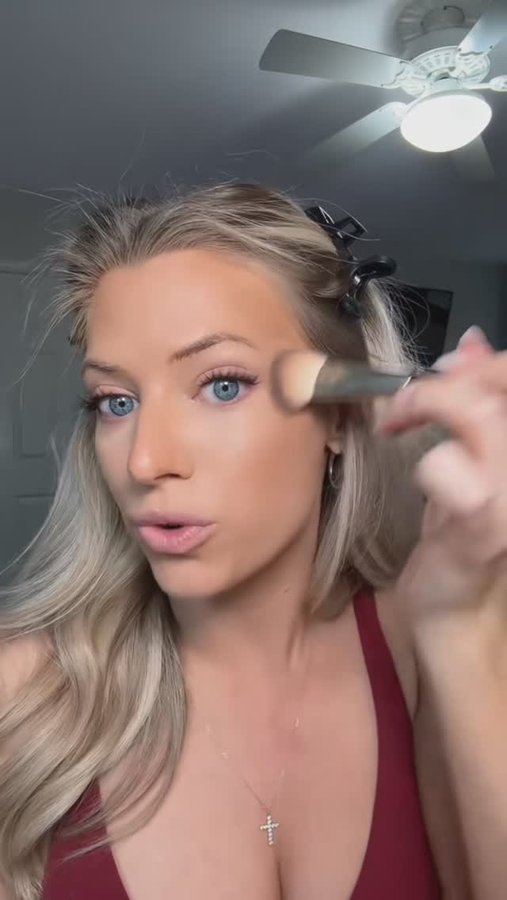 Instagram post by @its_samjones_ for BK Beauty. Caption reads: [...] = good brushes like these from @thebkbeauty....