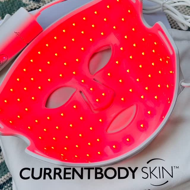 Instagram post by @les_envies_d_elya for currentbody. Caption reads: Masque LED visage nouvelle génération
Masque LED....