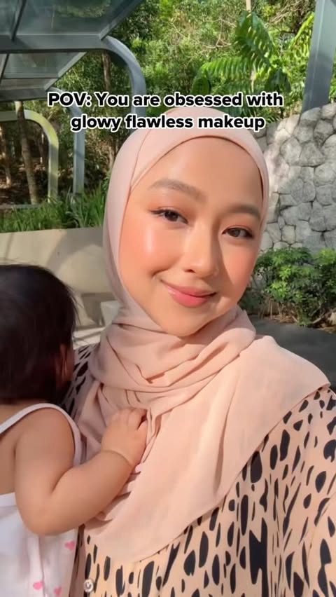 Instagram post by @aishaliyana for Glad2Glow Malaysia. Caption reads: Dry skin girlies like me love the glowy makeup....