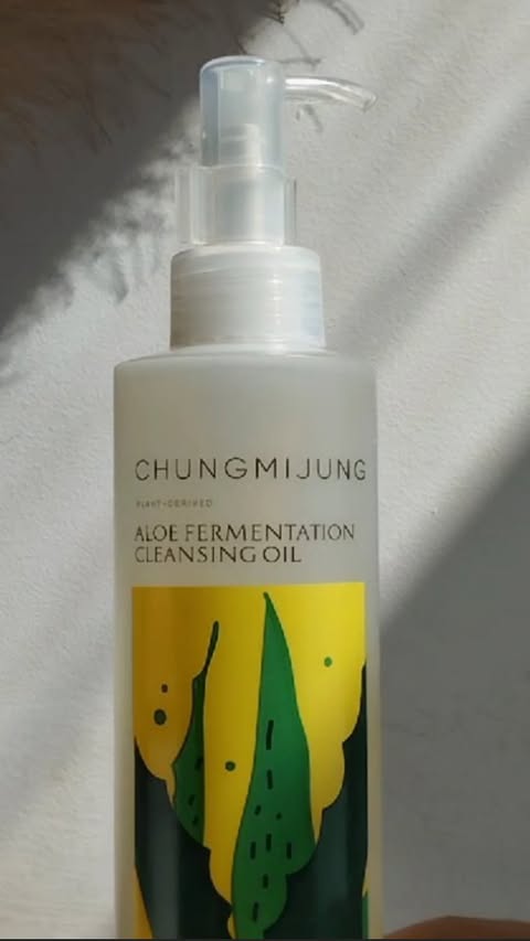 Instagram post by @quickmakeupandbeauty for CHUNGMIJUNG. Caption reads: I've been using this Cleansing Oil by....