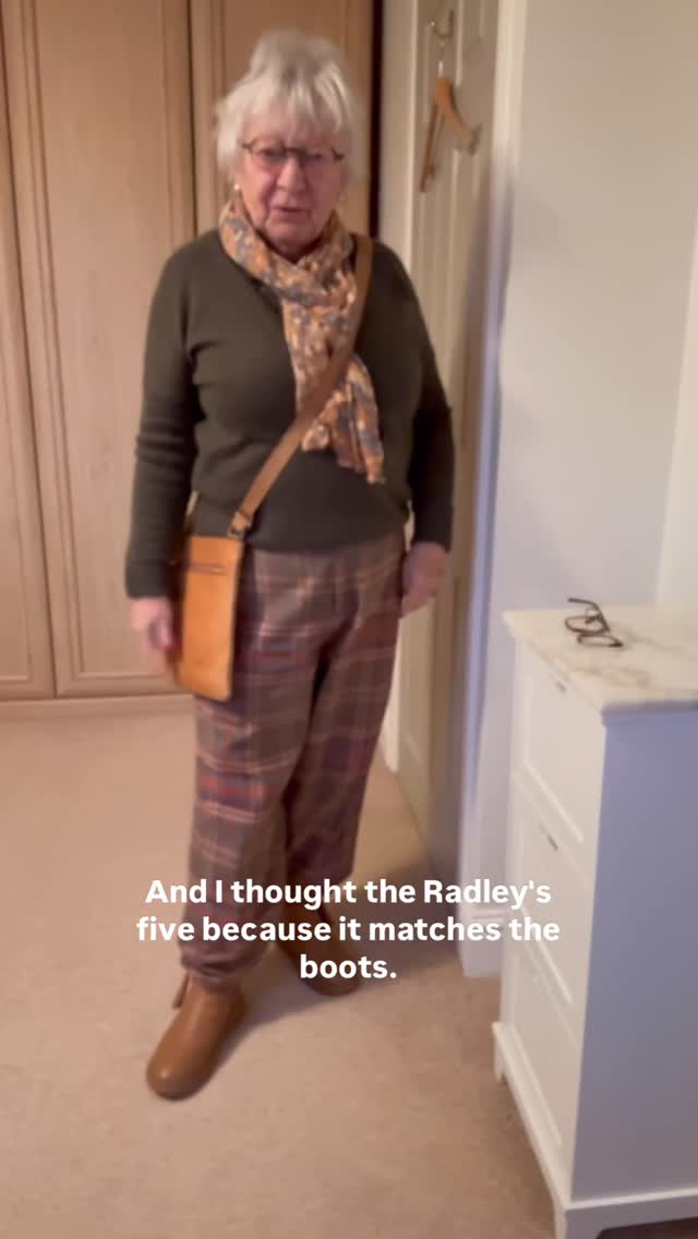 Instagram post by @vivthecarer for Mulberry. Caption reads: [...] and footwear from @fitflop I’ve got....