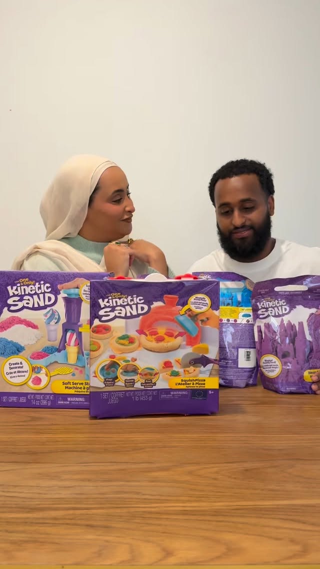 Instagram post by @fiosway_ for Kinetic Sand. Caption reads: [...] switch? 

Game changer. 😍

With the....