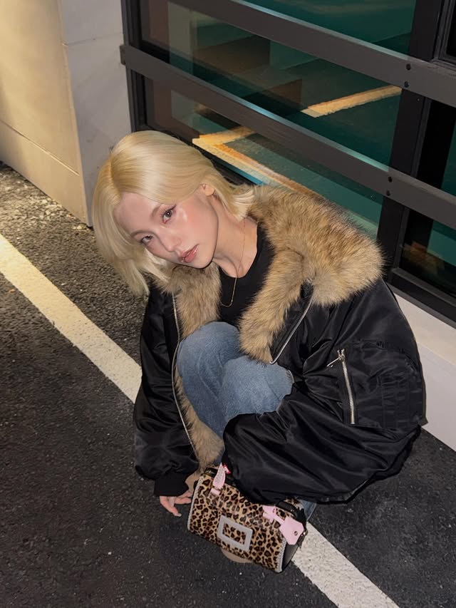 Instagram post by @yezyizhere for Roger Vivier. Caption reads: 🐆=🖤.