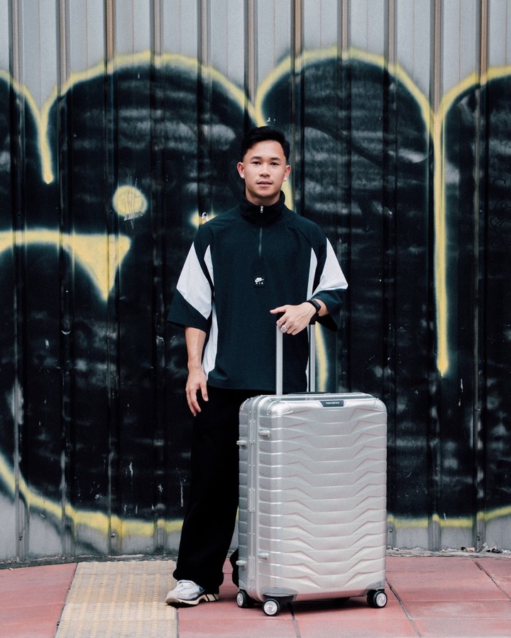 Instagram post by @supachok_19 for SAMSONITE. Caption reads: Walk on the street 🧳🚶🏼‍♂️
@samsoniteth....