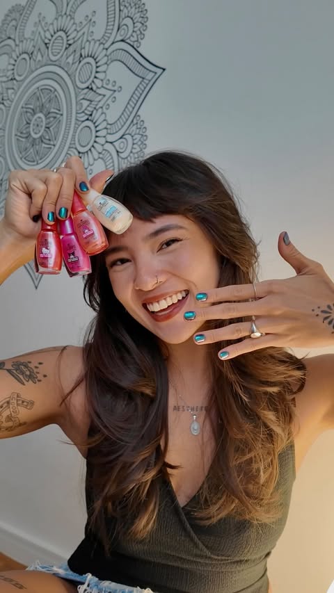 Instagram post by @brutailopes for Sanrio. Caption reads: [...] @esmaltecolorama @hellokittybrasil....
