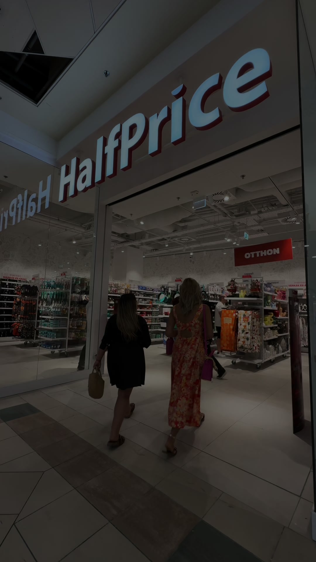 TikTok post by @carmenwolf97 for HalfPrice. Caption reads: reklám | Mammut Halfprice 📍 ne hagyjátok ki ti....