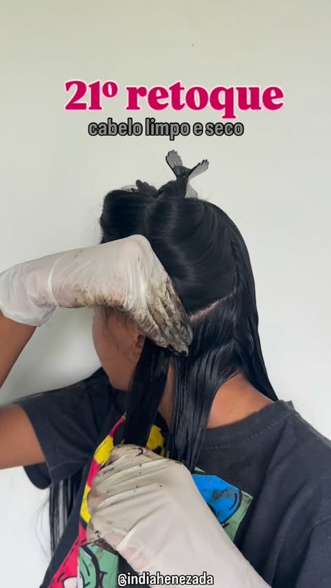 Instagram post by @indiahenezada for Embelleze. Caption reads: [...] em todo o site @embelleze #embelleze [...].