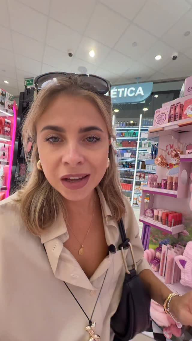 Instagram post by @marusya_v_shoke for Essence Cosmetics. Caption reads: Супер вещь от @essence_cosmetics.