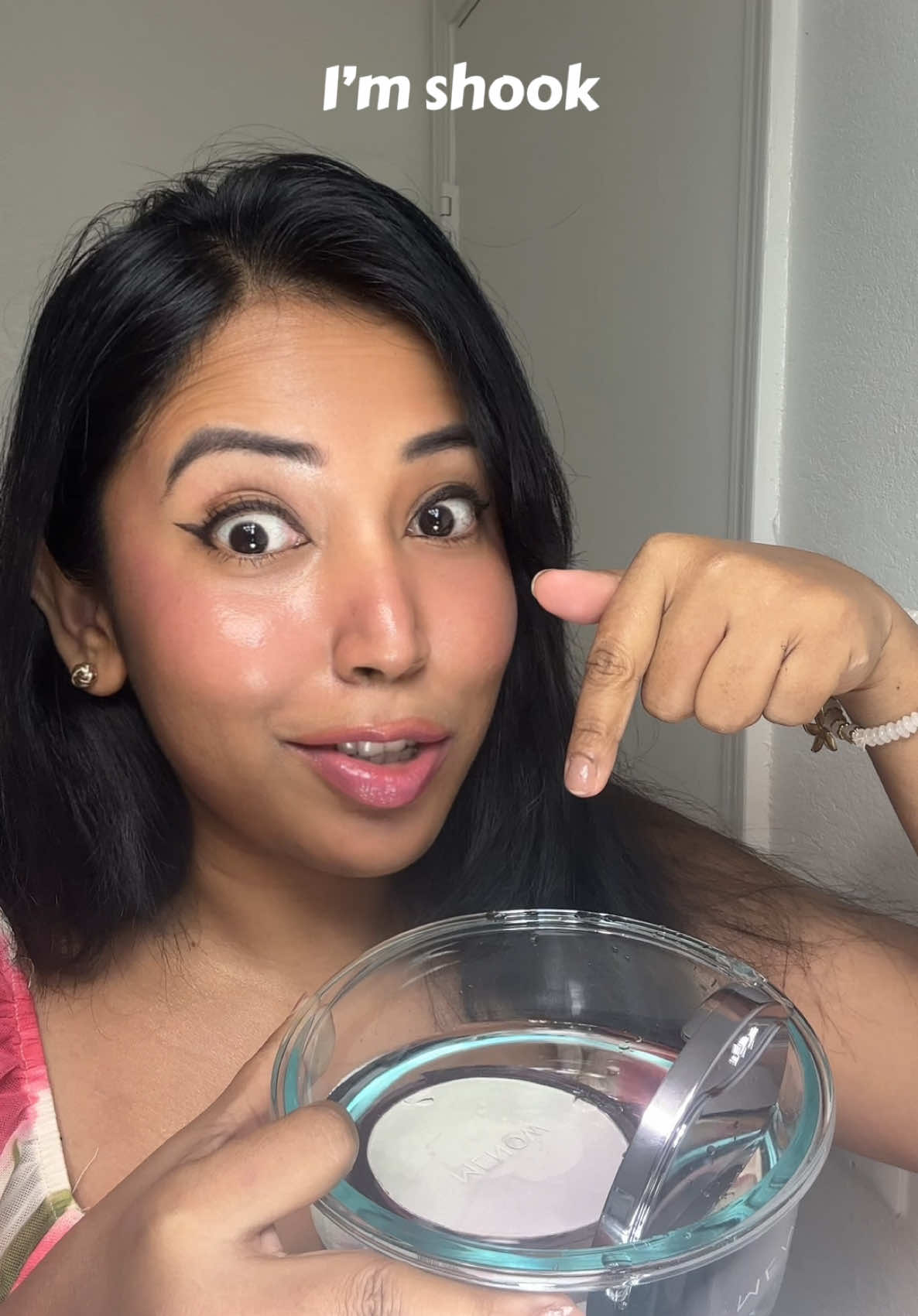 TikTok post by @glqmmultiiss for Menow. Caption reads: [...] come across a better setting powder 🫠....