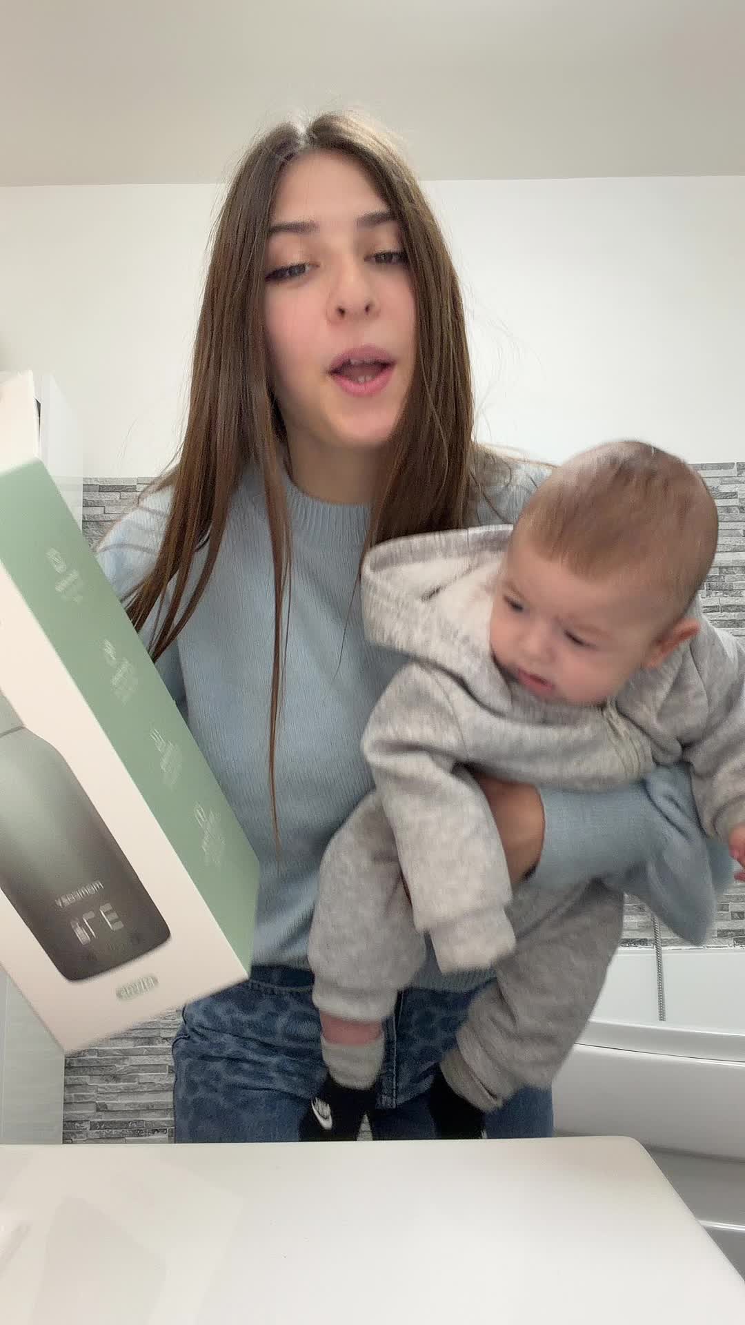 TikTok post by @saracappelli001 for Momcozy. Caption reads: @Momcozy Official la svolta alla vita 😍 #viral....